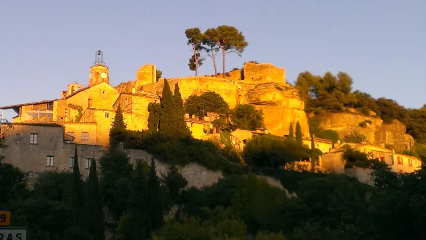 Casa localizada no coração da vila de Le Beaucet entre Provence e Luberon - Image 1