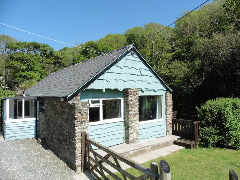 The Old Shippon, Crackington Haven, Bude, Cornualles, a pie de la playa Pub. - Image 1