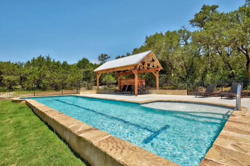 Lonesome Dove - Spacious Log Cabin on 8 Acres, Ample Outdoor Amenities - Image 1