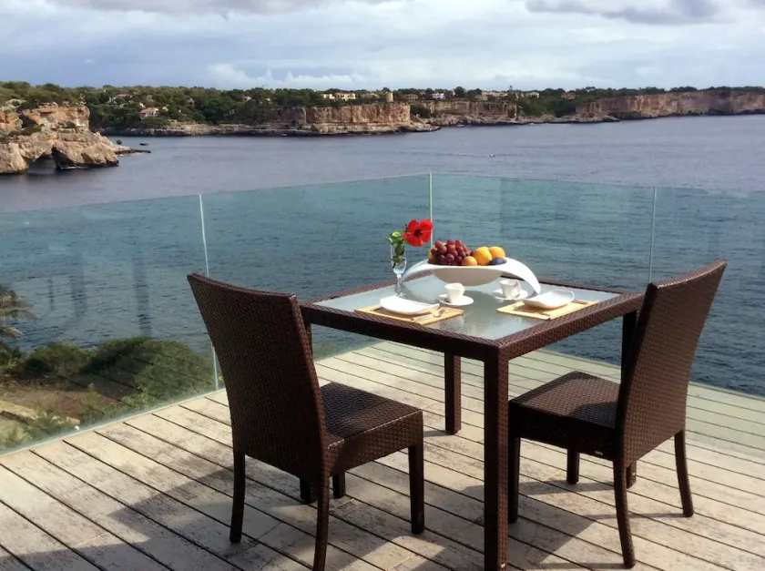 VILLA MODERNA FRONTE MARE, vista incredibile, bella spiaggia di sabbia a pochi passi, WiFi gratuito - Image 1