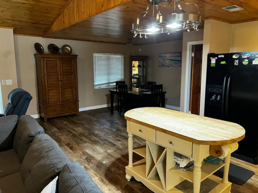 Relaxing quiet 1.5 acre home with private pool. - Image 1