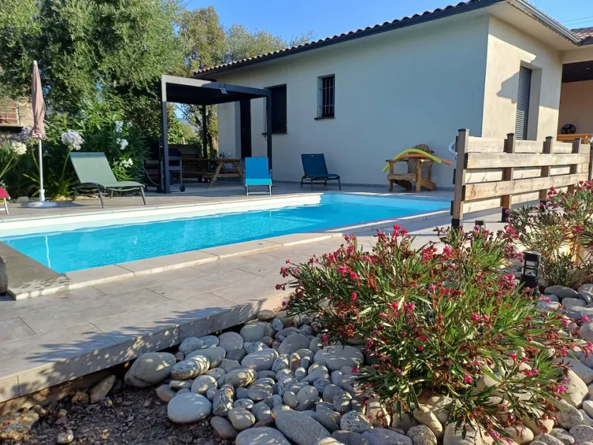 Superb villa, 5km from Solenzara. Air-conditioning, swimming pool, fenced grounds. - Image 1