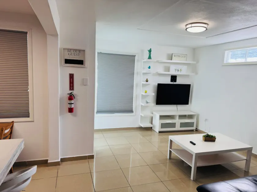 Hollywood Apartments - Image 1