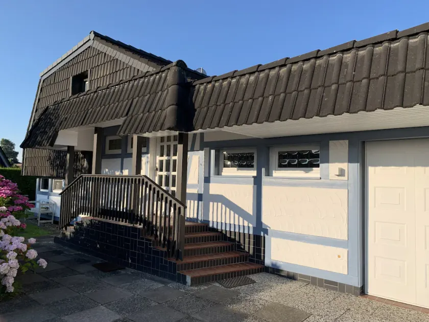 Spacious holiday home, close to the beach, WiFi, pets welcome, quiet residential area - Image 1
