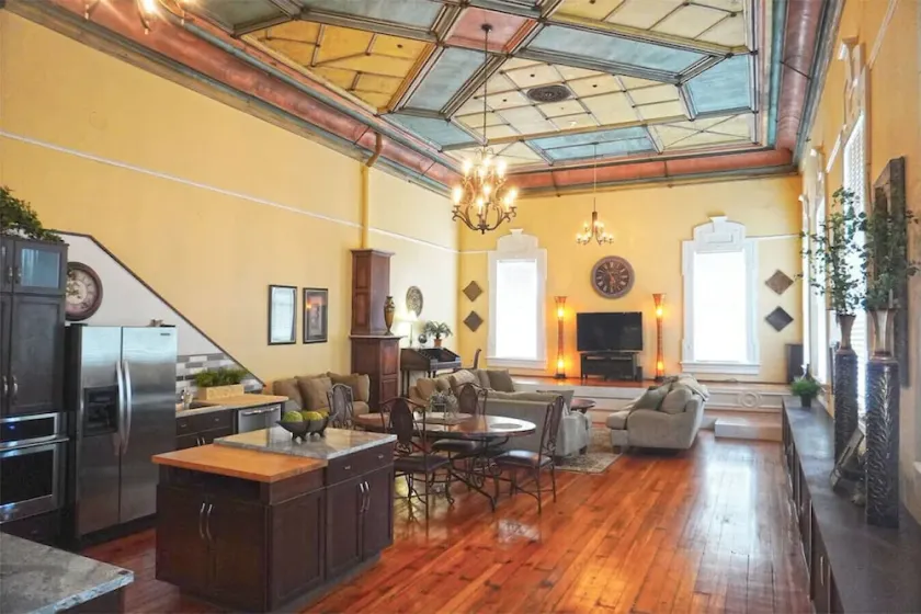 Beautifully Restored Historic Ballroom in Downtown - Image 1