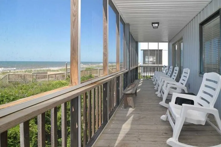 Hobbs Realty - The \"Sandlapper\" is an oceanfront home with two living areas and handicap ramps. - Image 1