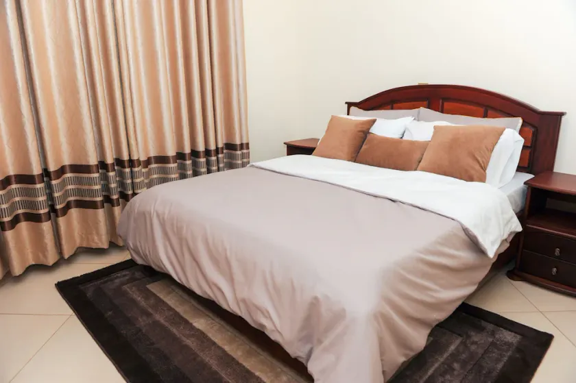 Glamorous, Premium, Ensuite 2-Bed, 2-Bath Apartment - Image 1
