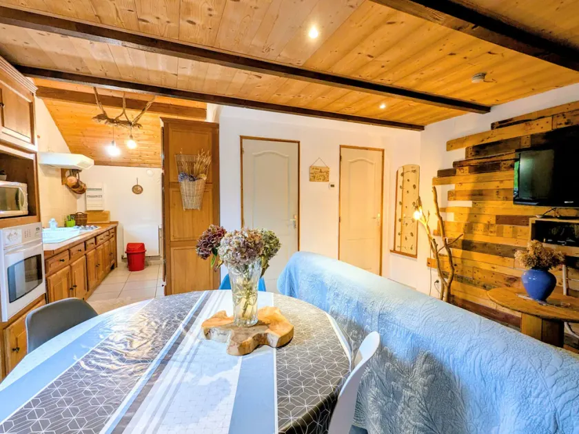 Cozy 2-Bed Rental with Mountain Views, Private Terrace, and Nearby Waterfalls - Image 1