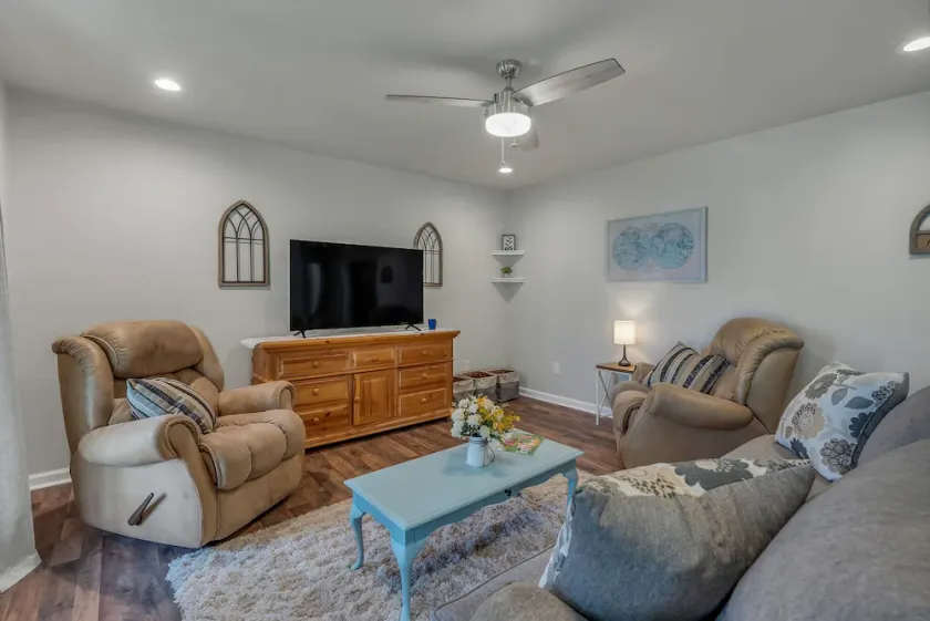 Location! Location!<br>Minutes to all shopping and your favorites restaurant!  - Image 1