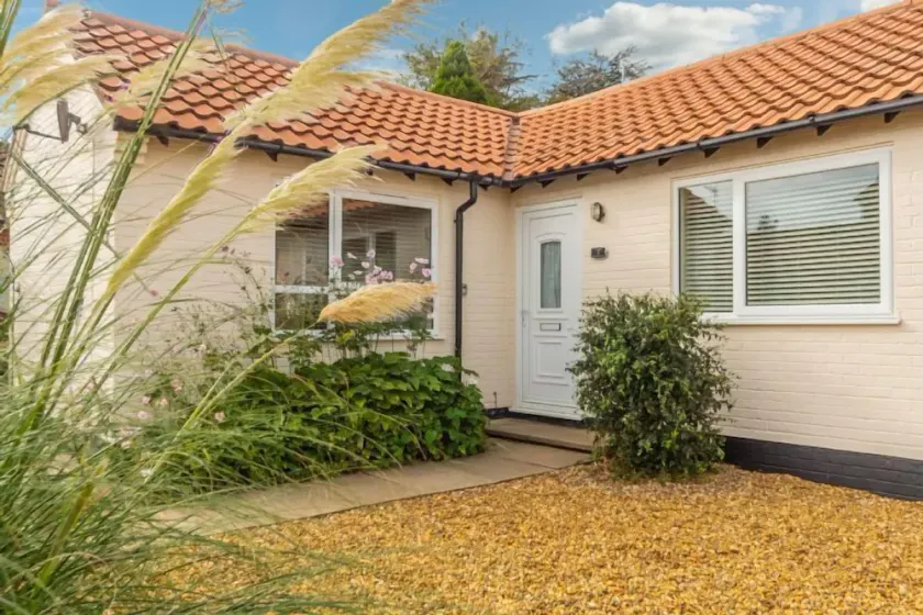 Denne super bungalow tilbyder moderne indkvartering med en fuldt lukket have. - Image 1