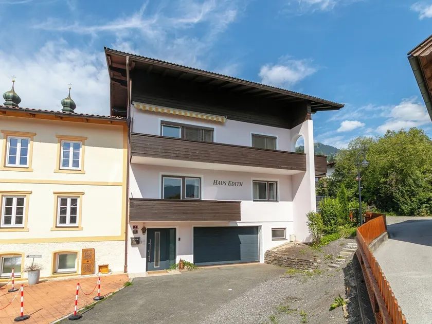 Chalet Stitzgassl im Zentrum von Hopfgarten mit Sauna - Image 1