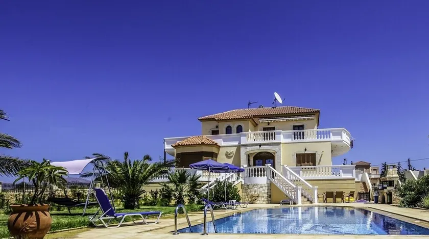 Magnificent villa with pool between sea and mountains - Image 1