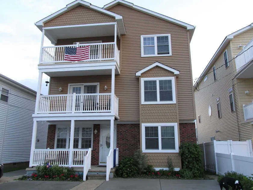 Brigantine 4th House from Beach:  1st Floor 2 bedroom  2 queen beds + sofa bed - Image 1