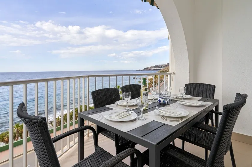 Apartment with sea view - Image 1