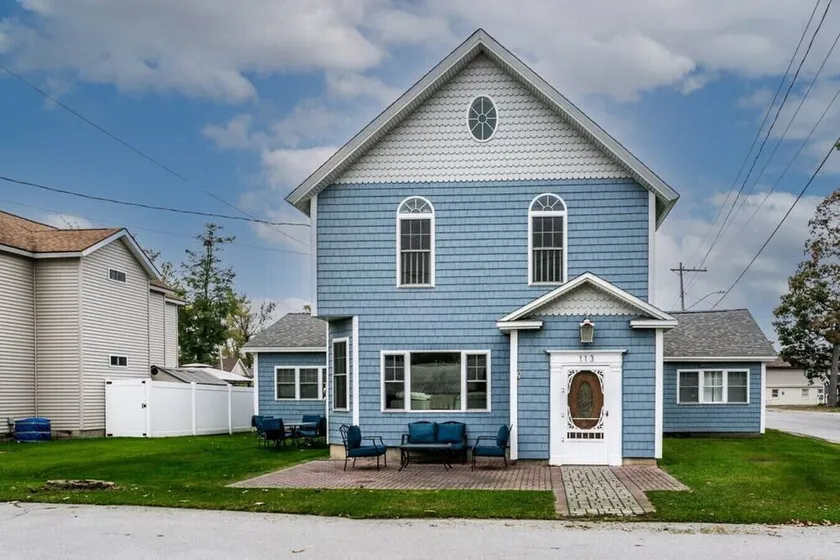 The Beach Pad · Spacious 4BR Getaway · Walk to Sylvan Beach - Image 1