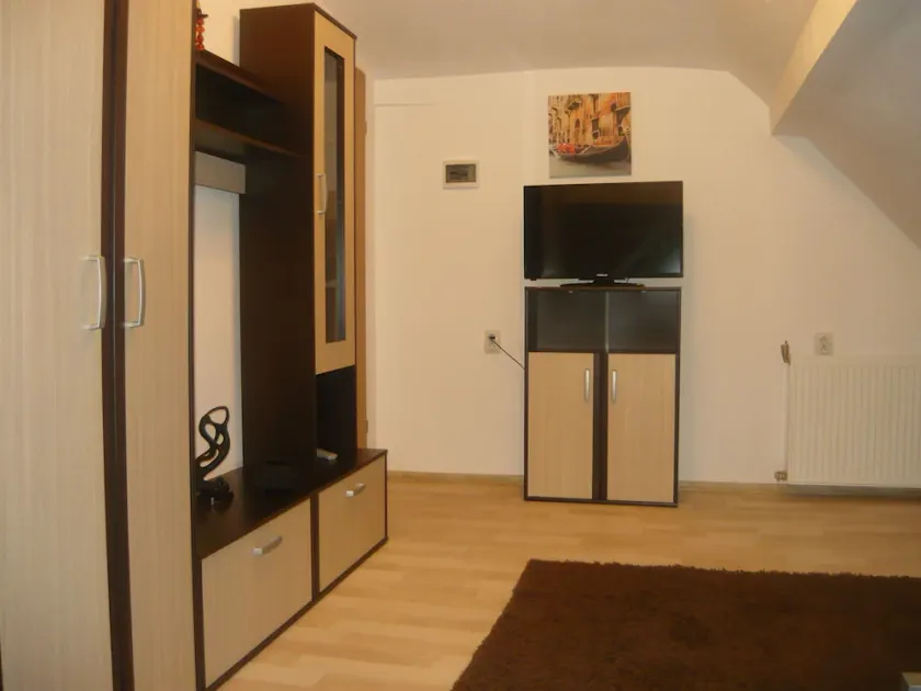 Attic Apartment - 2 Separate Bedrooms - Image 1