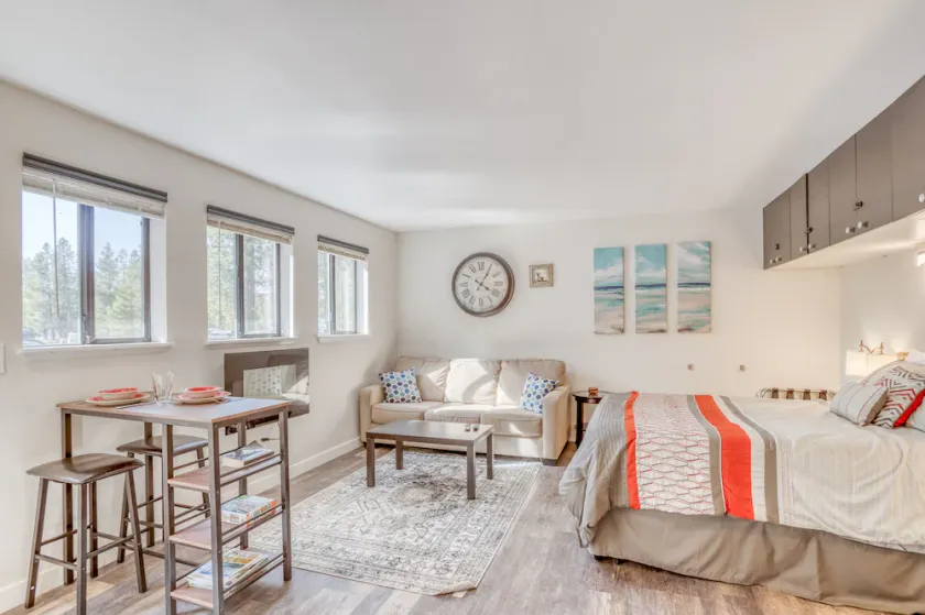 Mysig, marknivå Sunriver Condo har öppen spis i väggen, tillgång till poolen! - Image 1
