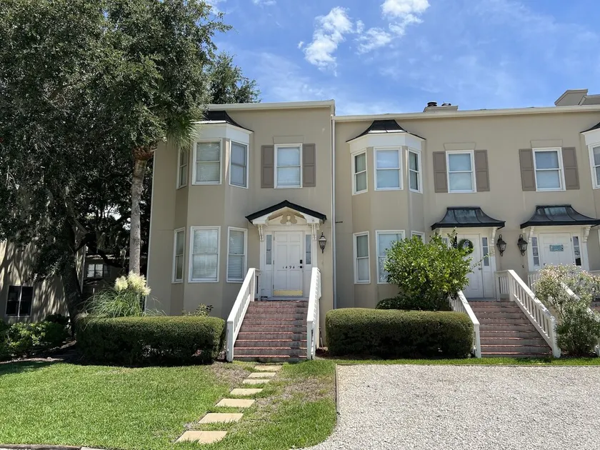 End Unit Townhouse, Pool Right Outside, One Block From Beach!! - Image 1