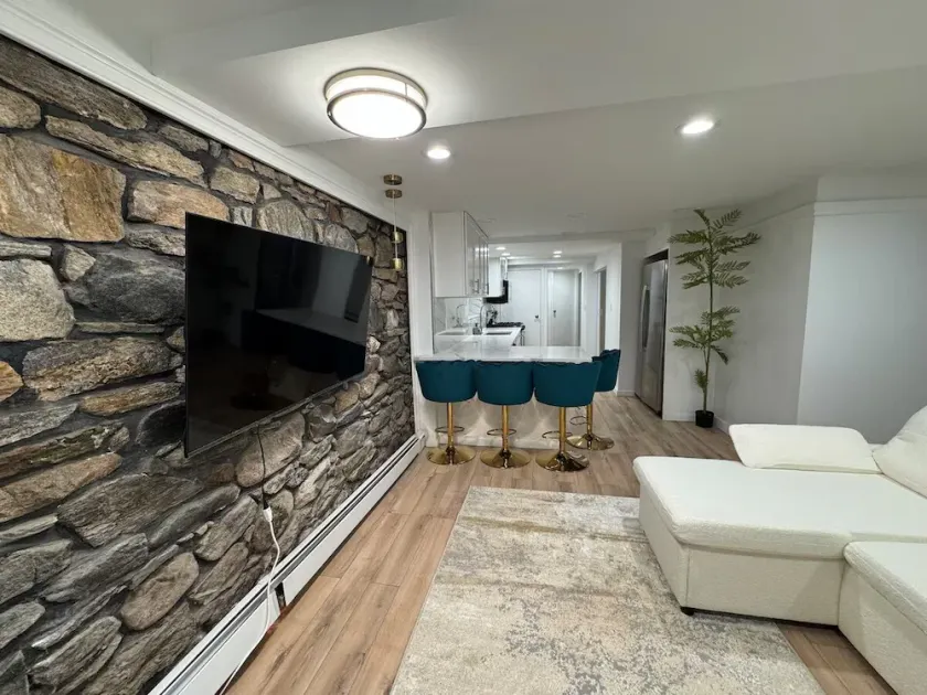 Luxe 1BR Oasis - Prime NY Stay - Image 1