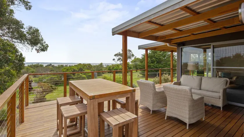 Stunning home close to beach and island attractions. - Image 1