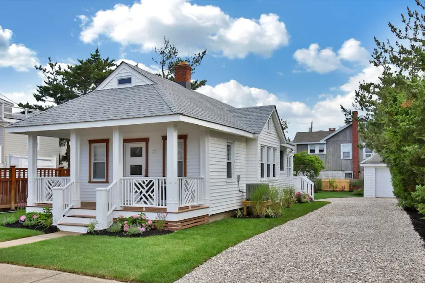 Completely transformed Hampton style cottage!! 2 from Beach!! - Image 1