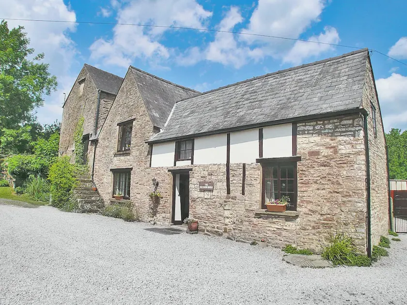 4 bedroom accommodation in Blakeney - Image 1