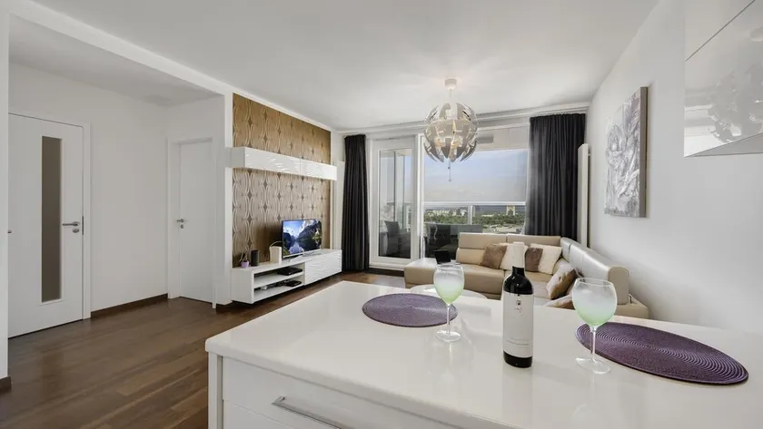 Panorama - Sunset and castle view, 22nd floor, garage, AC - Image 1
