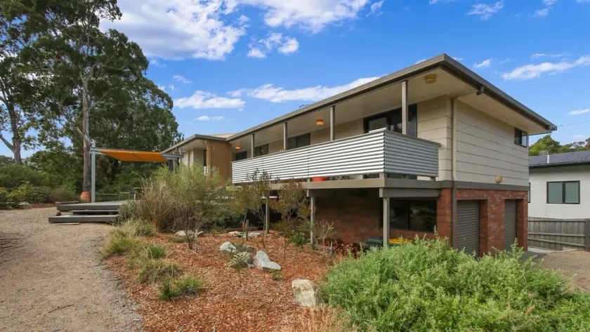 On The Hill at Metung - Quiet Retreat with Views - Image 1
