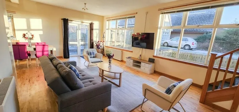 House Sleeps 7 With Garden and Parking - Image 1