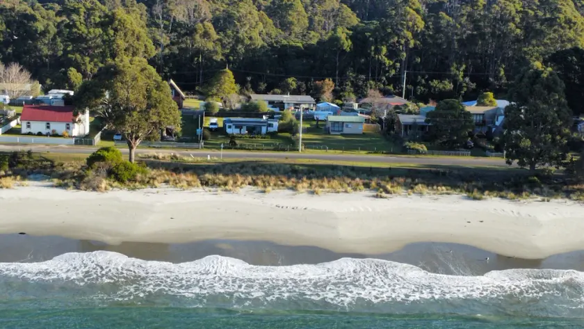 Absolute Beachfront Adventure Bay - Image 1