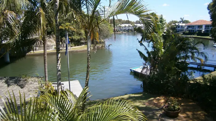 The Boathouse - relax on canal front with jetty - Image 1