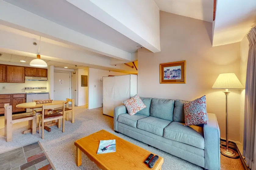 5th-floor mountain-view condo, easy access to the slopes free shuttle or walk - Image 1