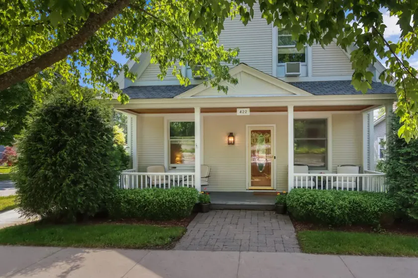 Luxuriöses Haus im Herzen des Leelanau Weinanbaugebiets, EIN BLOCK VOM STRAND! - Image 1