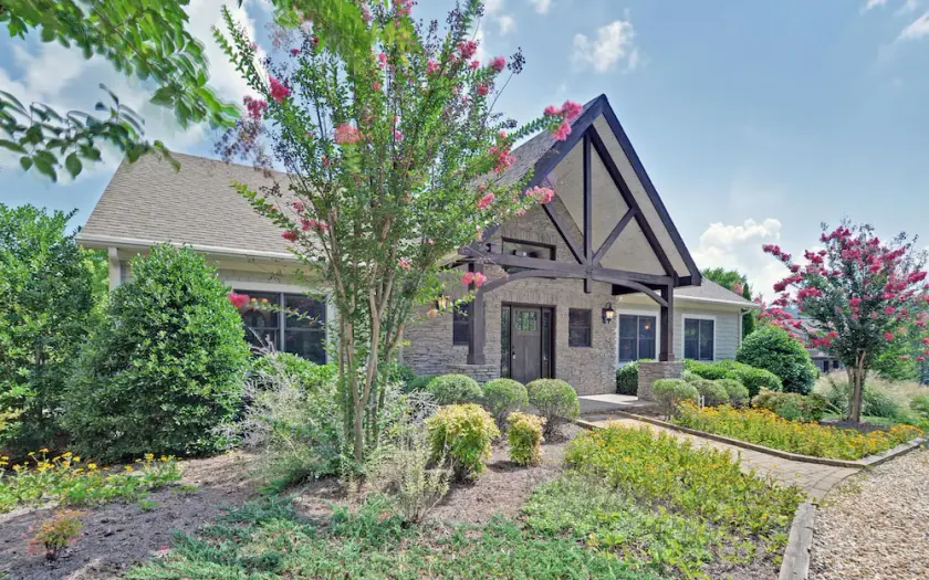 Family  Friendly Retreat on Lake Burton- Sleeps 12 - Image 1