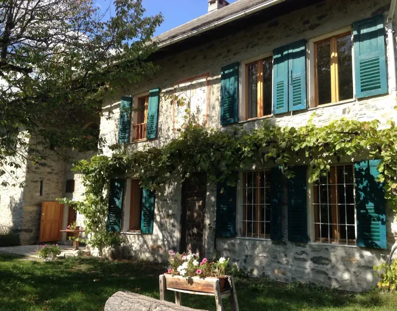Restored farmhouse with large garden near Barcelonnette - Image 1