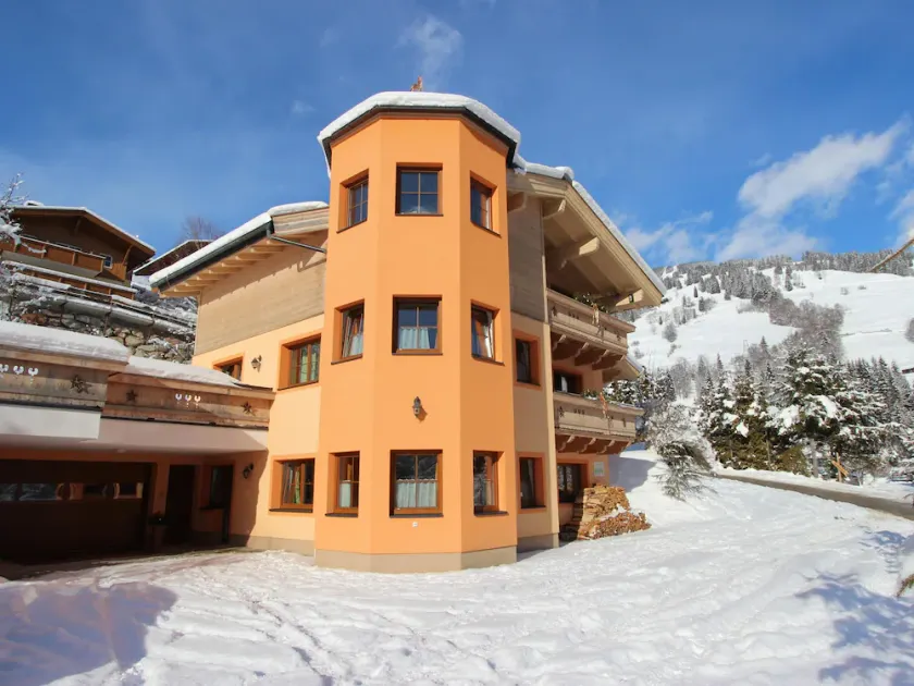 Holiday home with wellness right by the slopes - Image 1