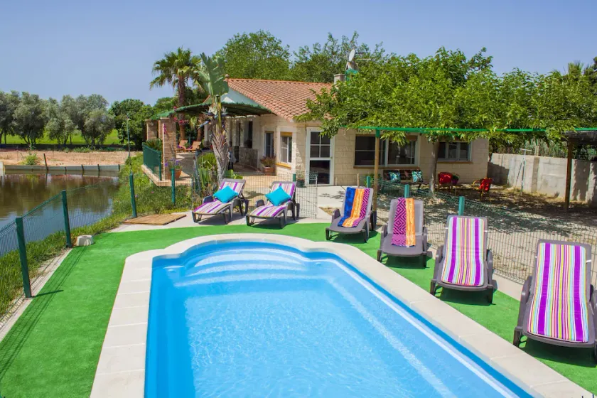 Stuga med privat pool, gratis wifi, lekplats, 1,8 km från stranden - Image 1