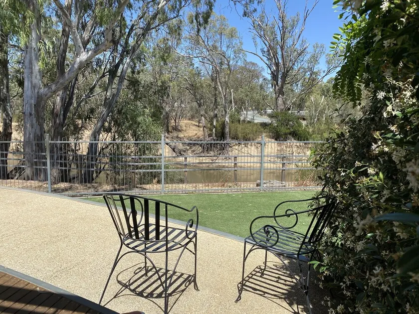 Adelphi 3 - River views located in the centre of Echuca - Image 1