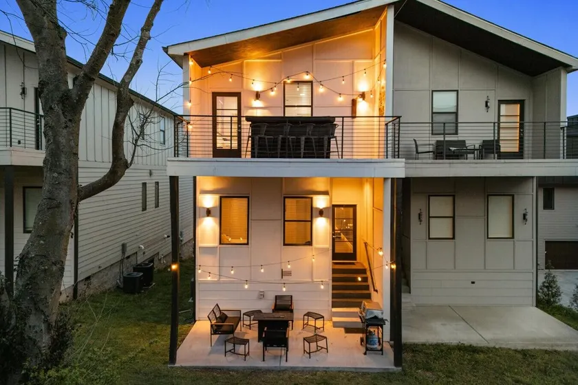 Bar, Grill & Firepit! Sleeps 16! 8min to Broadway! - Image 1