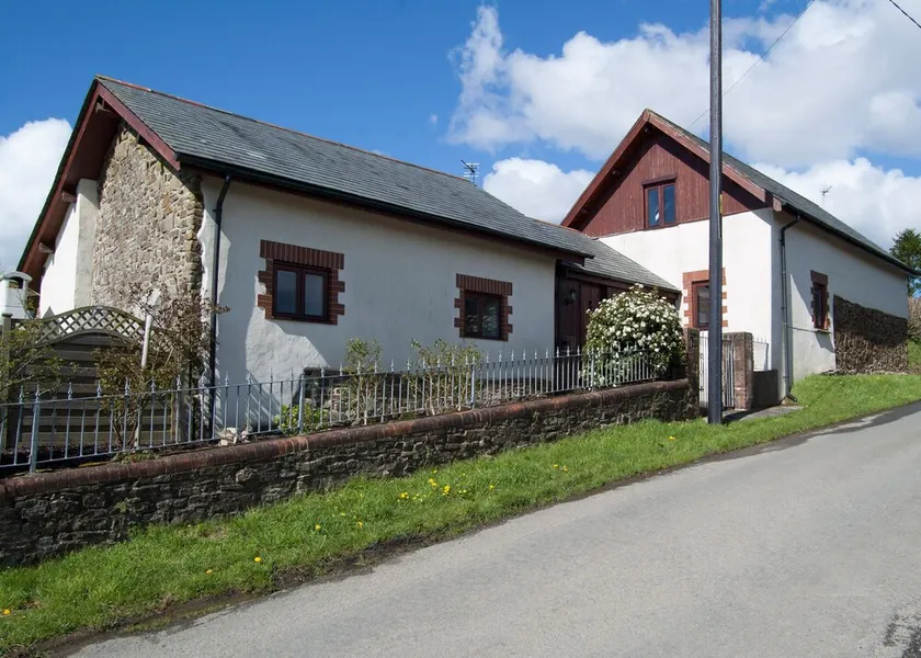 Relax in the countryside, great outside space for all the family, dogs welcome - Image 1