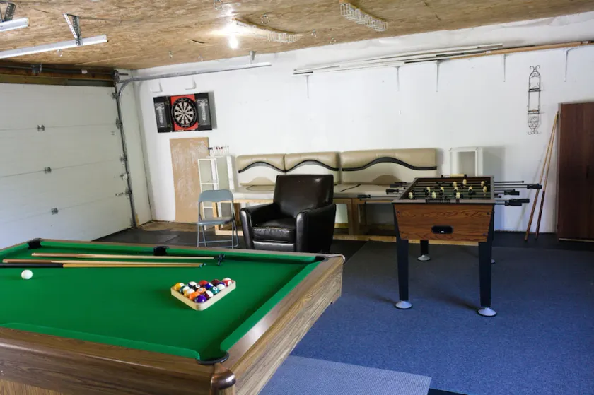 Newly listed relaxing lakefront cottage with fenced yard and games room - Image 1