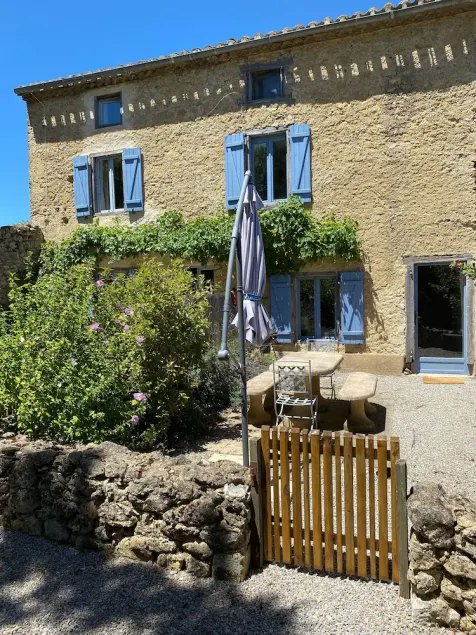 Characterful 3 bedroom house with large garden and pool. - Image 1