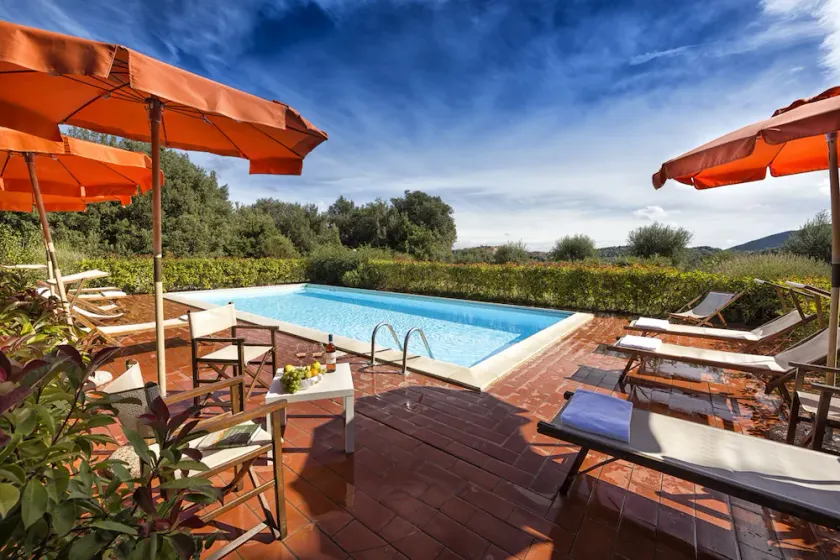 Villa overlooking the vineyards - Image 1