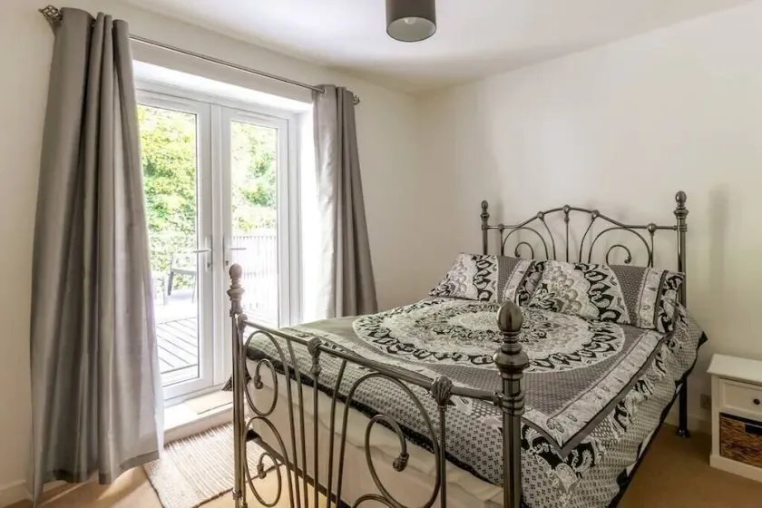 Stylish 2BD Family Hideaway in Dover - Image 1