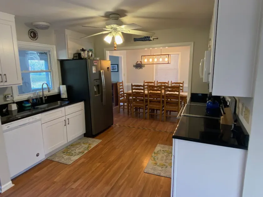 Walk to Beach and Restaurants! 8BR and 3BA. Pets welcome. Sleeps 16. Incredible! - Image 1