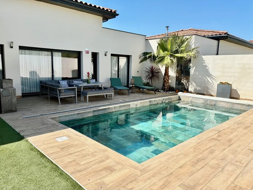 LUMINIA - SOUTHERN VILLA ☀️ COMPTEMPORARY POOL & COMFORT PLUS 3 BEDS. - Image 1