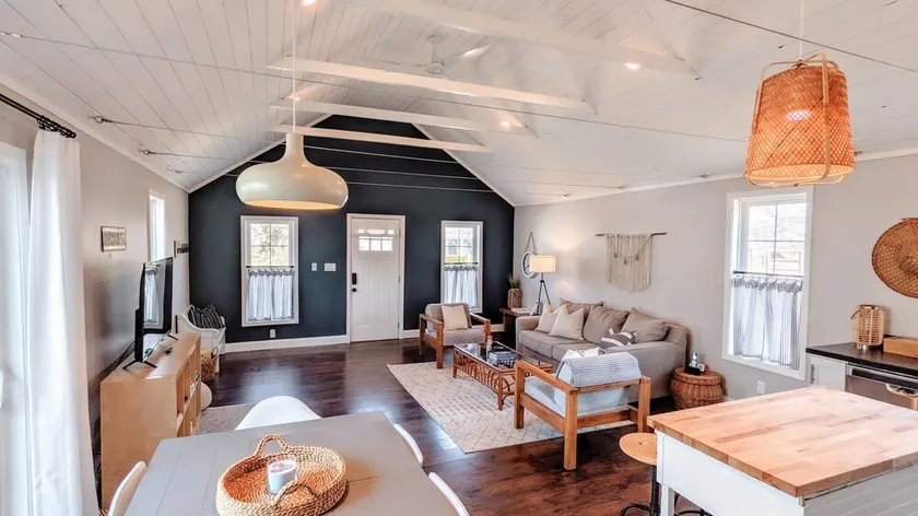 The Sycamore Cottage - 2 BR & 1.5 Bath - Hot Tub - Steps to Downtown - Image 1