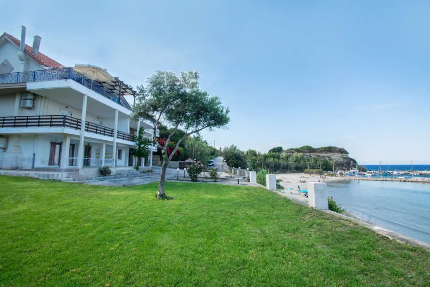 Apartment right on the water - Image 1
