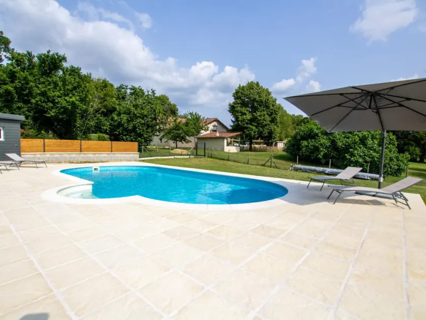 Grande maison avec piscine et étang privé, proche de Brantôme - Image 1
