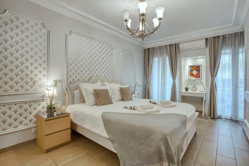 Iconic 150m² 4BR near Opera - Hidden Gem Renovated - Image 1
